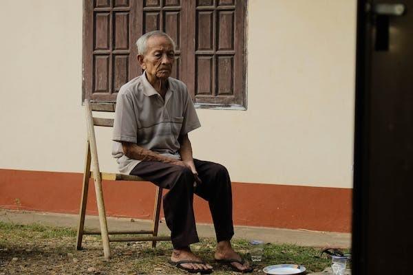 80岁以上的老人保险怎么交，老人可以买什么保险